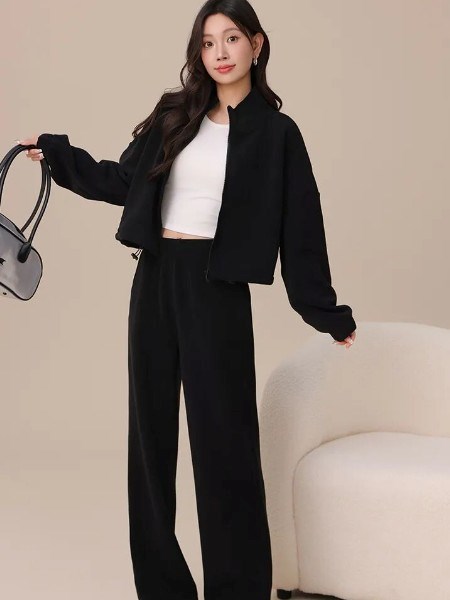 桃花季2025新章：鲨鱼裤展活力，美肤衣蕴柔情，奥粒绒外套锁暖意