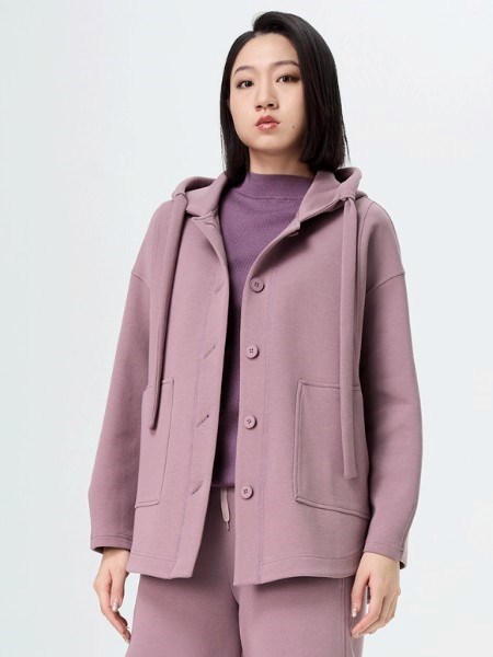 水淼女装：自然与品质交织的冬日时尚诗篇