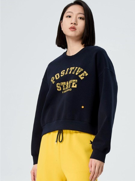 水淼女装：自然与品质交织的冬日时尚诗篇