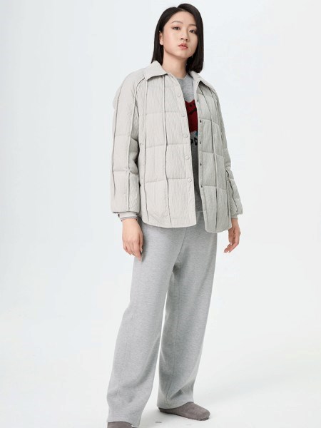 水淼女装：自然与品质交织的冬日时尚诗篇