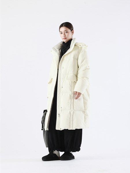 简与媄女装｜冬季羽绒服系列：轻盈保暖，休闲穿搭新范式