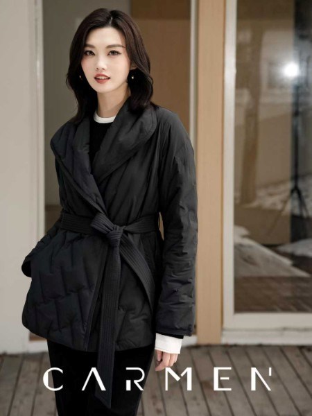 卡蔓CARMEN 2025冬季高端修身羽绒服｜以极简锋芒，重塑冬日优雅法则