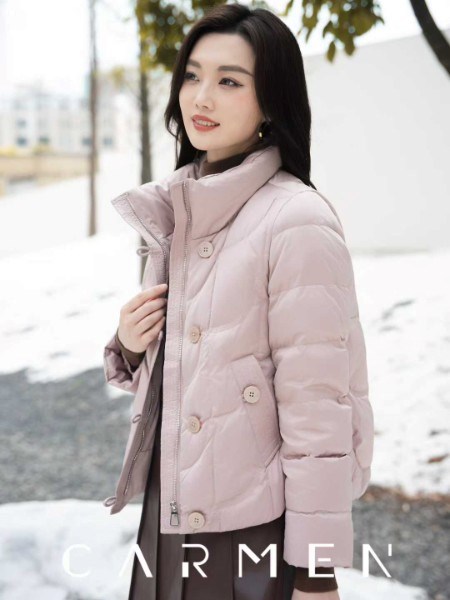 卡蔓CARMEN 2025冬季高端修身羽绒服｜以极简锋芒，重塑冬日优雅法则
