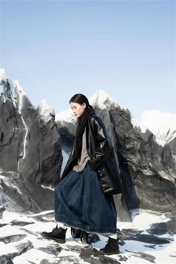 简与媄2025高阶保暖公式｜黑色皮衣+安哥拉红羽绒+松弛黑长款＝冬日极简美学天花板！