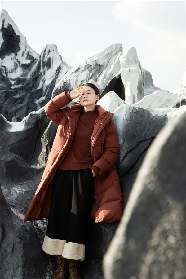 简与媄2025高阶保暖公式｜黑色皮衣+安哥拉红羽绒+松弛黑长款＝冬日极简美学天花板！