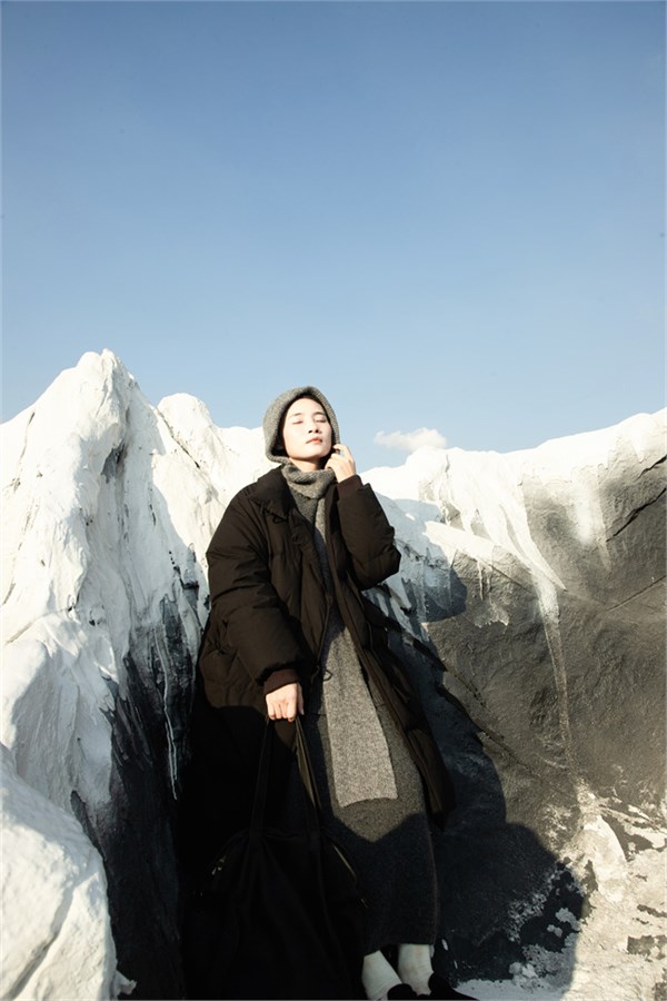 简与媄2025高阶保暖公式｜黑色皮衣+安哥拉红羽绒+松弛黑长款＝冬日极简美学天花板！