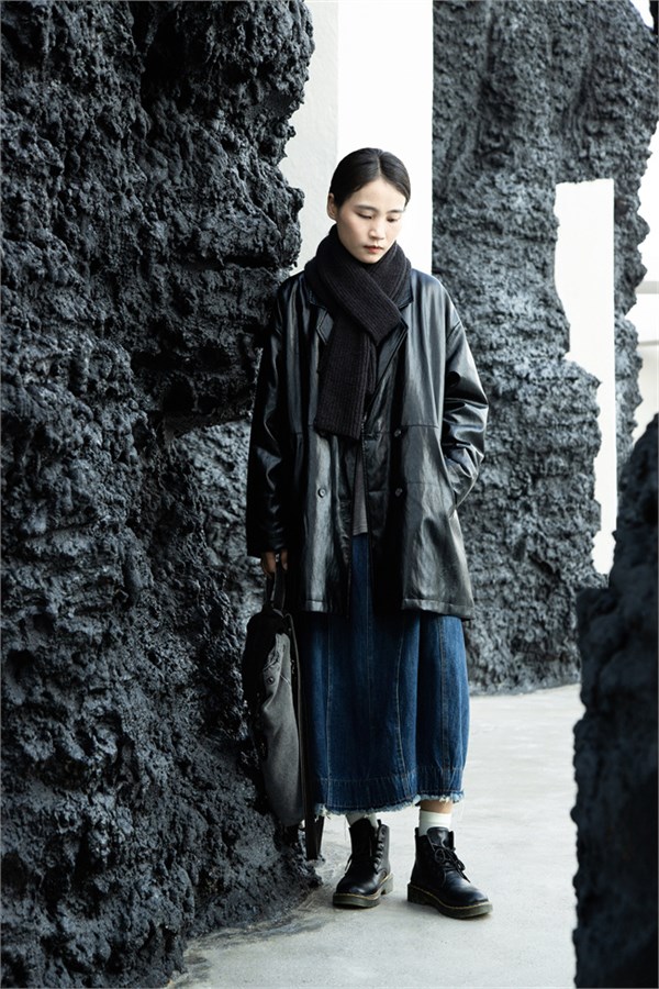 简与媄2025高阶保暖公式｜黑色皮衣+安哥拉红羽绒+松弛黑长款＝冬日极简美学天花板！