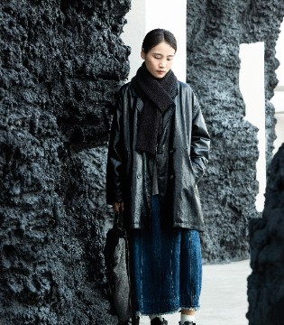 简与媄2025高阶保暖公式｜黑色皮衣+安哥拉红羽绒+松弛黑长款＝冬日极简美学天花板！