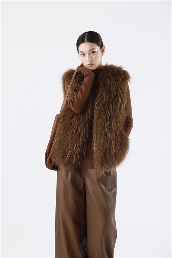 简与媄毛绒来袭,以温柔之力赋能都市女性冬日时尚