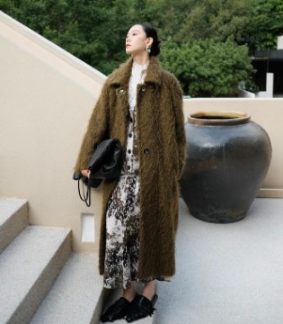 玛丝菲尔2025冬日华章：艺术工坊大衣，开启时尚暖冬新境