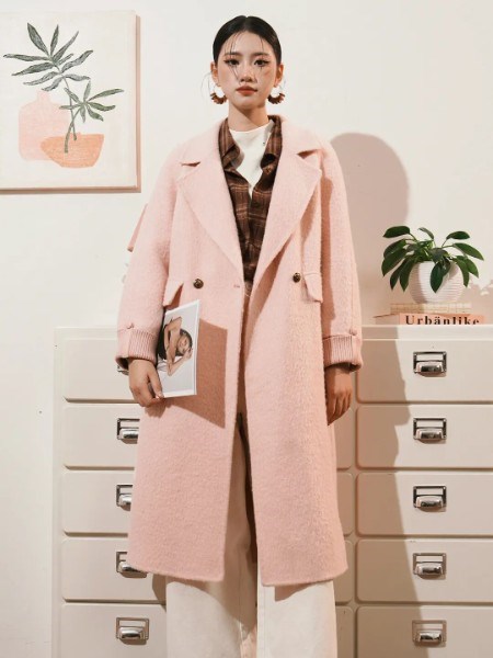 粉色大衣：冬日里的温柔宣言，打破沉闷的时尚利器