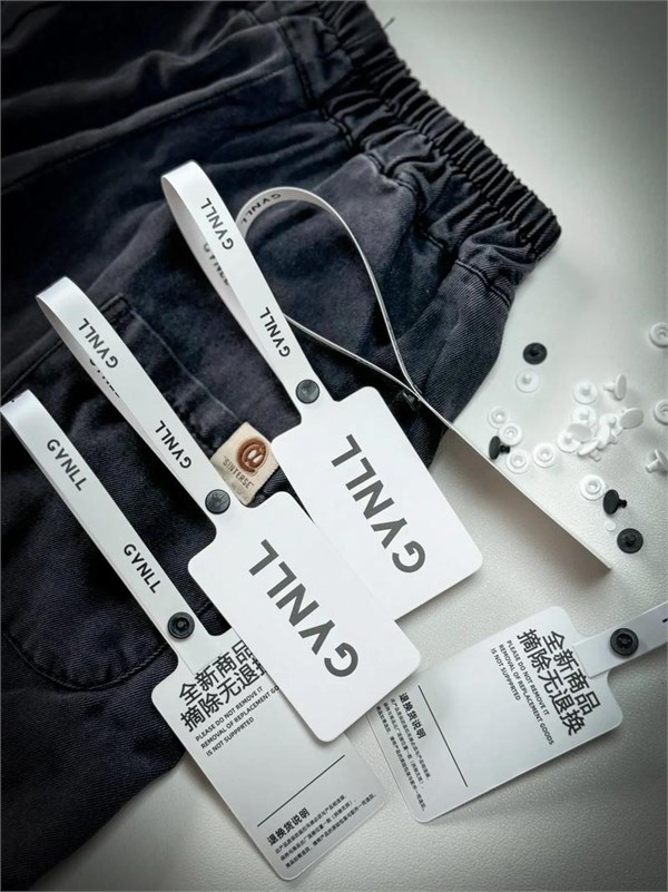 服装吊牌变形记:从信息标签到流量密码的消费革命