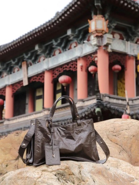 菲安妮2025：以匠心织就箱包诗篇，解锁都市生活的多元时尚叙事