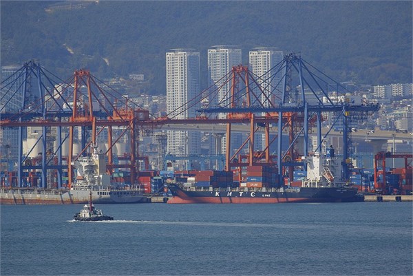 韩产业界翘首以盼:今年出口额逼近日本,期待“追平并反超”。