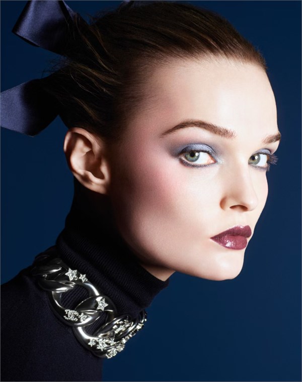 香奈儿2025节日限定彩妆 赴一场璀璨冬夜的奇幻之约