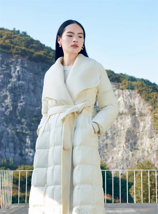 墨染心湖静,白拂身姿轻:敦奴2025冬装开启梦幻暖冬之旅