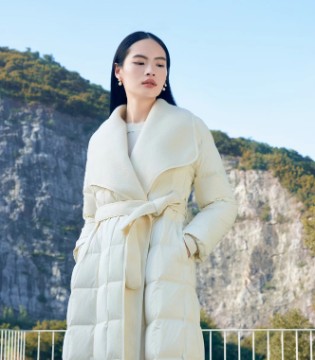 墨染心湖静，白拂身姿轻：敦奴2025冬装开启梦幻暖冬之旅