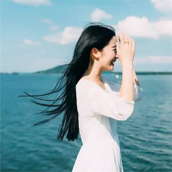 一个女人,心里没有你,如此回你消息,就是知道了