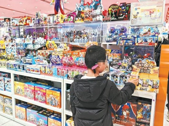 消費(fèi)的浪潮席卷童心，孩子的快樂(lè)正被商品化的刺激所綁架，成為商家游戲中的一枚棋子。