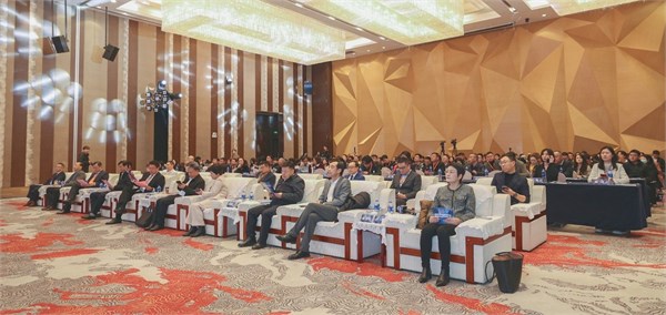 聚势共青城,赋能暖经济!2025纺织服装创新年会暨共青城羽绒产业发展大会圆满举行