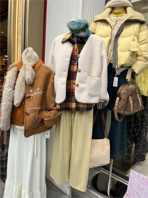 入卡女装2025冬季上新:开启一场时尚与温暖的邂逅之旅