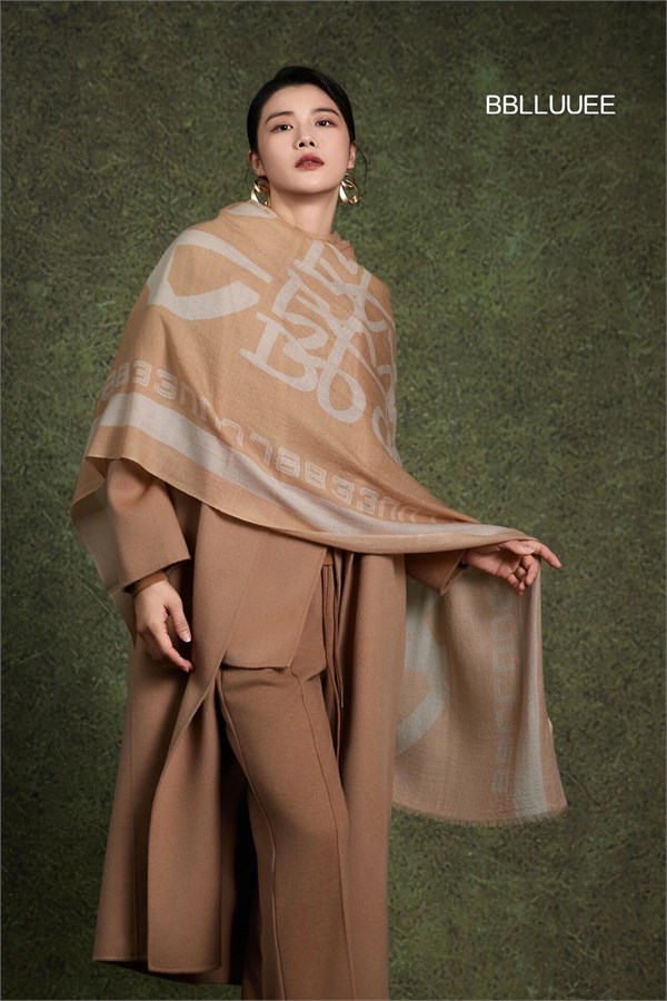粉蓝时尚BBLLUUEE 2025冬季:一场诗意与温暖的时尚绮梦