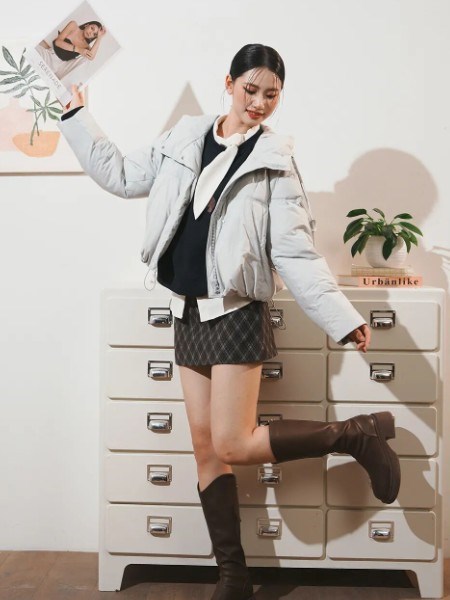 薇薇希(VIVIS)女装品牌2025冬季短款羽绒服