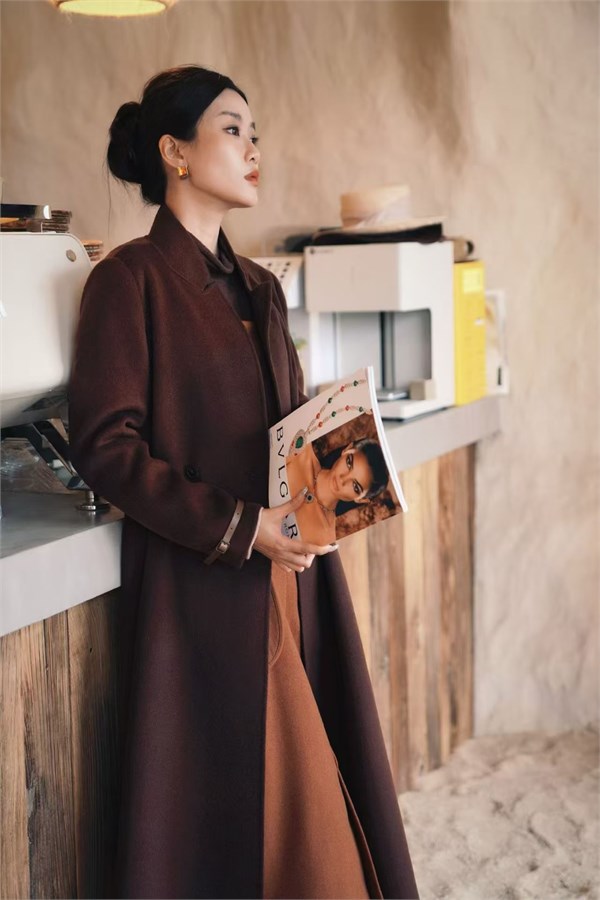 底色Dins 2025冬装:长款大衣与短款羊绒,奏响冬日时尚双重奏