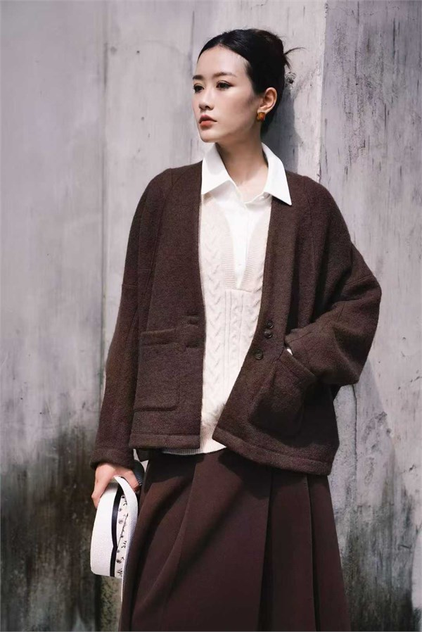 底色Dins 2025冬装:长款大衣与短款羊绒,奏响冬日时尚双重奏