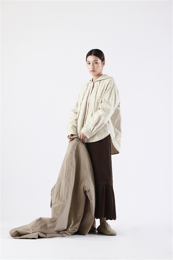 简与媄女装长款大衣:演绎冬日优雅风华