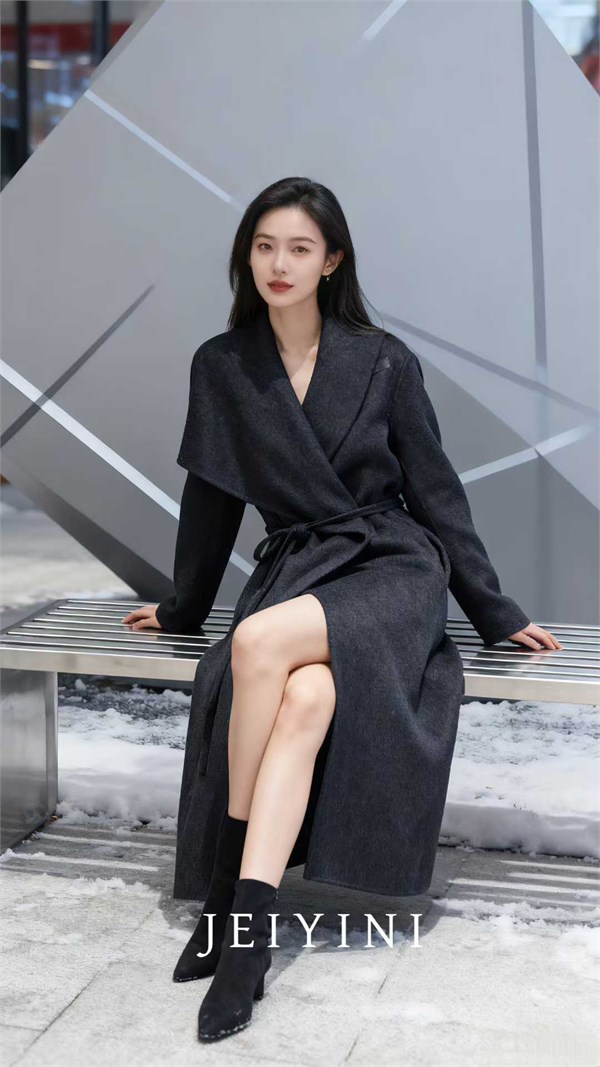 婕依妮2025冬装：高级感穿搭的时尚密码