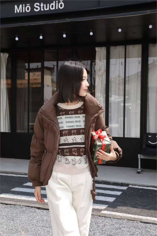 荣子女装品牌2025冬日羽梦华章：羽绒新时尚