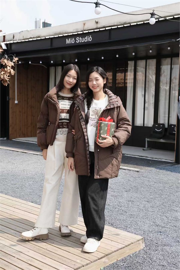 荣子女装品牌2025冬日羽梦华章：羽绒新时尚