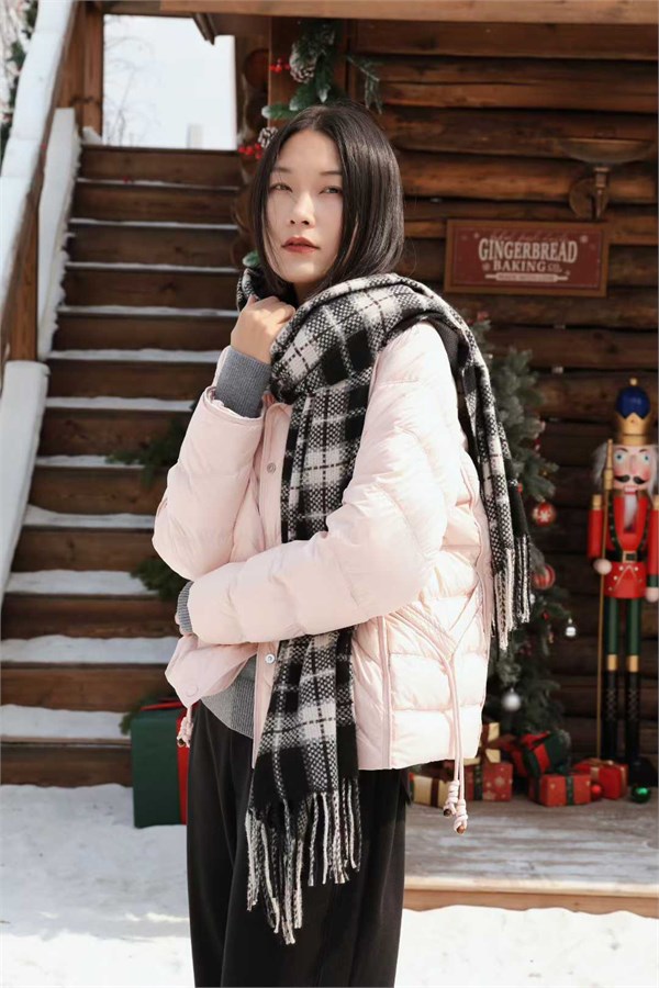 荣子女装品牌2025冬日羽梦华章：羽绒新时尚