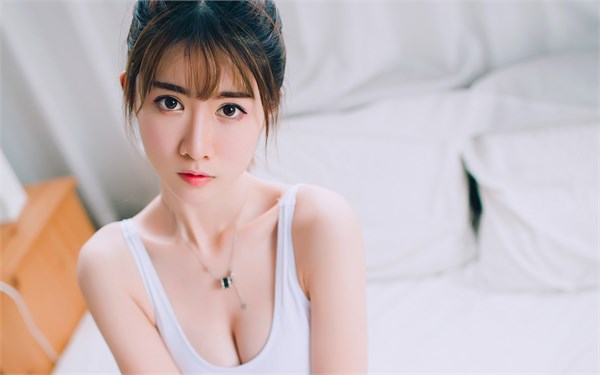 在亲密关系的迷宫中,99%的男性都误入歧途——女性真正渴望的,从来不是财富堆砌的虚华或容貌修饰的皮相,而是灵魂深处那份被珍视的共鸣。