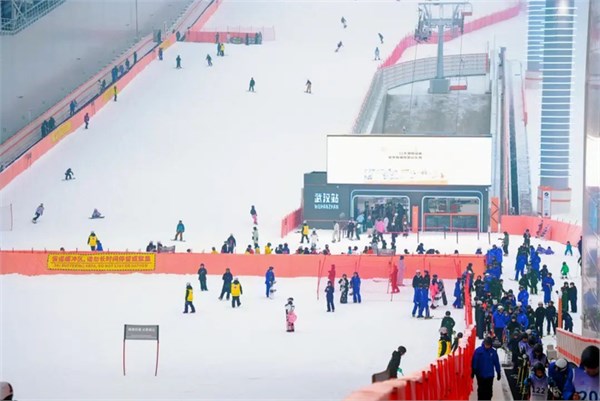 武汉启动跨年消费季组合拳:冰雪经济领衔 多业态联动激活冬日消费