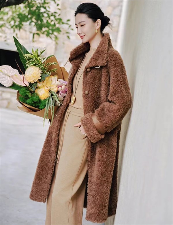 歌蒂詩(GUETES)2025冬季羽絨與毛絨絨系列:以溫暖為名,演繹都市女性的優(yōu)雅冬日