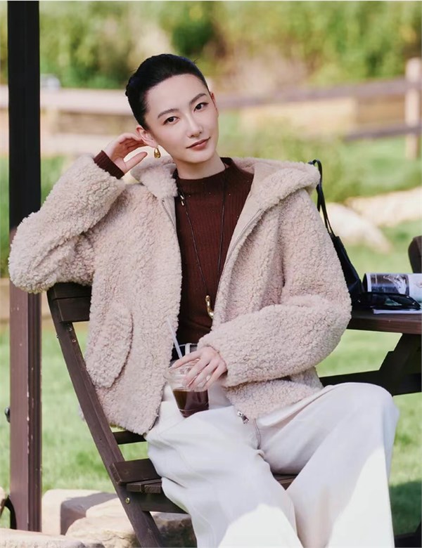 歌蒂詩(GUETES)2025冬季羽絨與毛絨絨系列:以溫暖為名,演繹都市女性的優(yōu)雅冬日