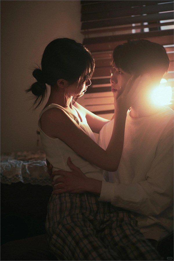 婚前同居争议：代际观念碰撞下的青春选择