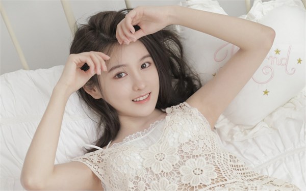 女人若对男人产生生理性喜欢，便如同被施了魔咒——目光会追随，身体会靠近，情绪会失控。这种喜欢，藏不住，也放不下。