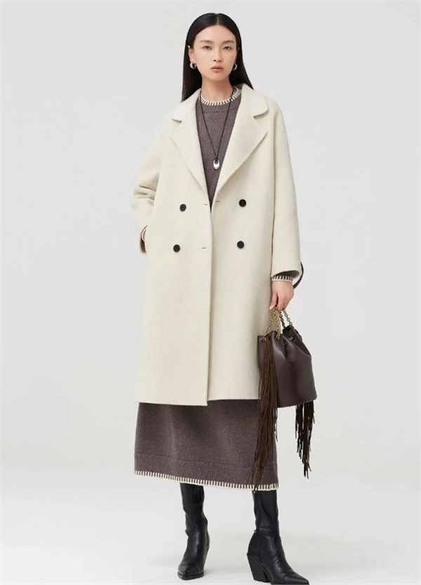 百图betu女装2025秋冬系列：衣袂轻扬间，拥抱都市生活的每一份暖意