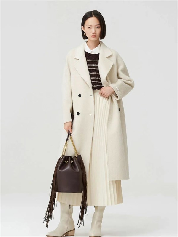 百图betu女装2025秋冬系列：衣袂轻扬间，拥抱都市生活的每一份暖意