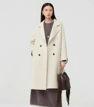 百图betu女装2025秋冬系列：衣袂轻扬间，拥抱都市生活的每一份暖意