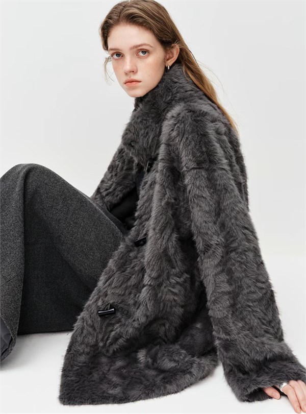 范思蓝恩fsle皮草：于静谧冬日，开启一场与暖意的深情相拥