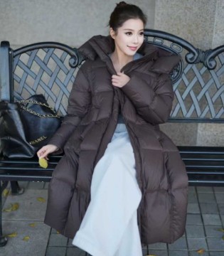 荣子女装2025冬日衣橱：羽绒与羊毛的时尚暖冬之约