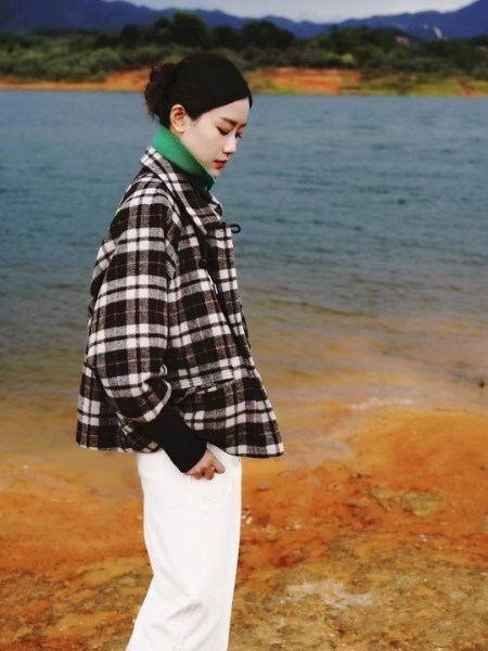 底色(Dins)2025冬季短款羽绒服：以轻盈姿态，解锁冬日时尚新范式