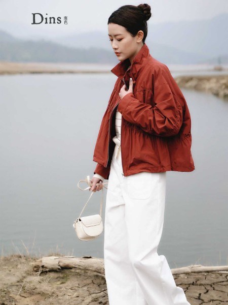 底色(Dins)2025冬季短款羽绒服：以轻盈姿态，解锁冬日时尚新范式