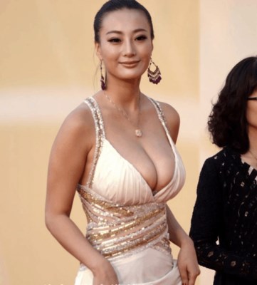 她曾是备受瞩目的中国“乳神”，凭借傲人身材引爆话题，更在经典电影《一路向西》中留下深刻印记。然而，时光流转，这位昔日的焦点人物如今却渐渐淡出公众视野，不再如往昔般耀眼。