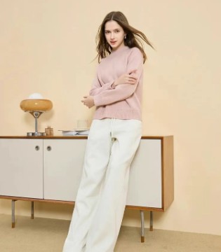 U&U 女装2025新款暖绒织冬：以温柔织就冬日铠甲，让温暖与时尚共生