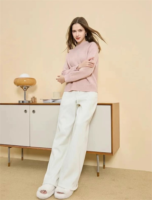 U&U 女装2025新款暖绒织冬：以温柔织就冬日铠甲，让温暖与时尚共生